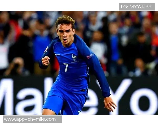 头顶顶球过人的足球明星展现非凡技巧与魅力的精彩瞬间